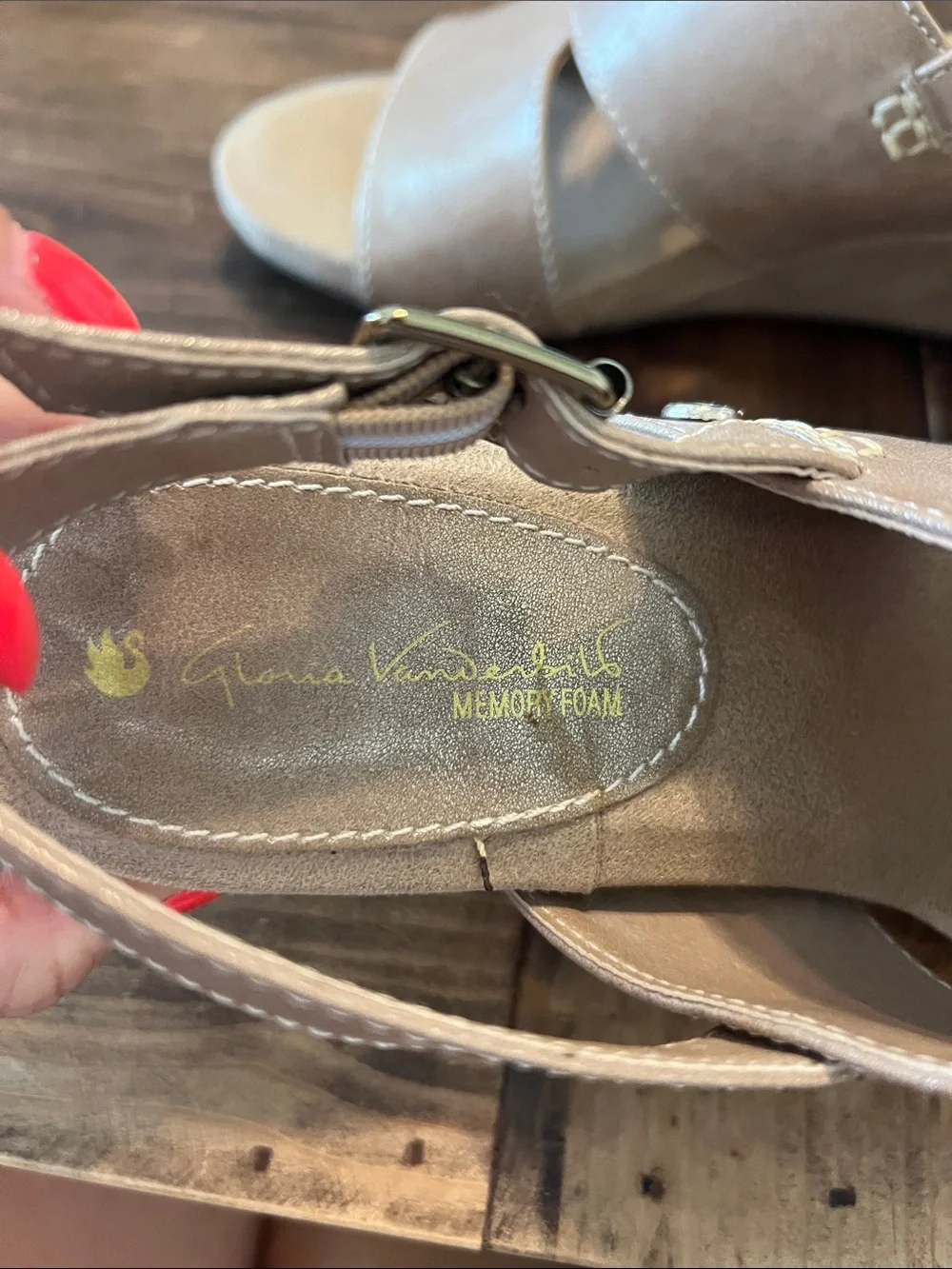 Gloria Vanderbilt Memory Foam Women’s Neutral Shimmery Wedges Sz 8